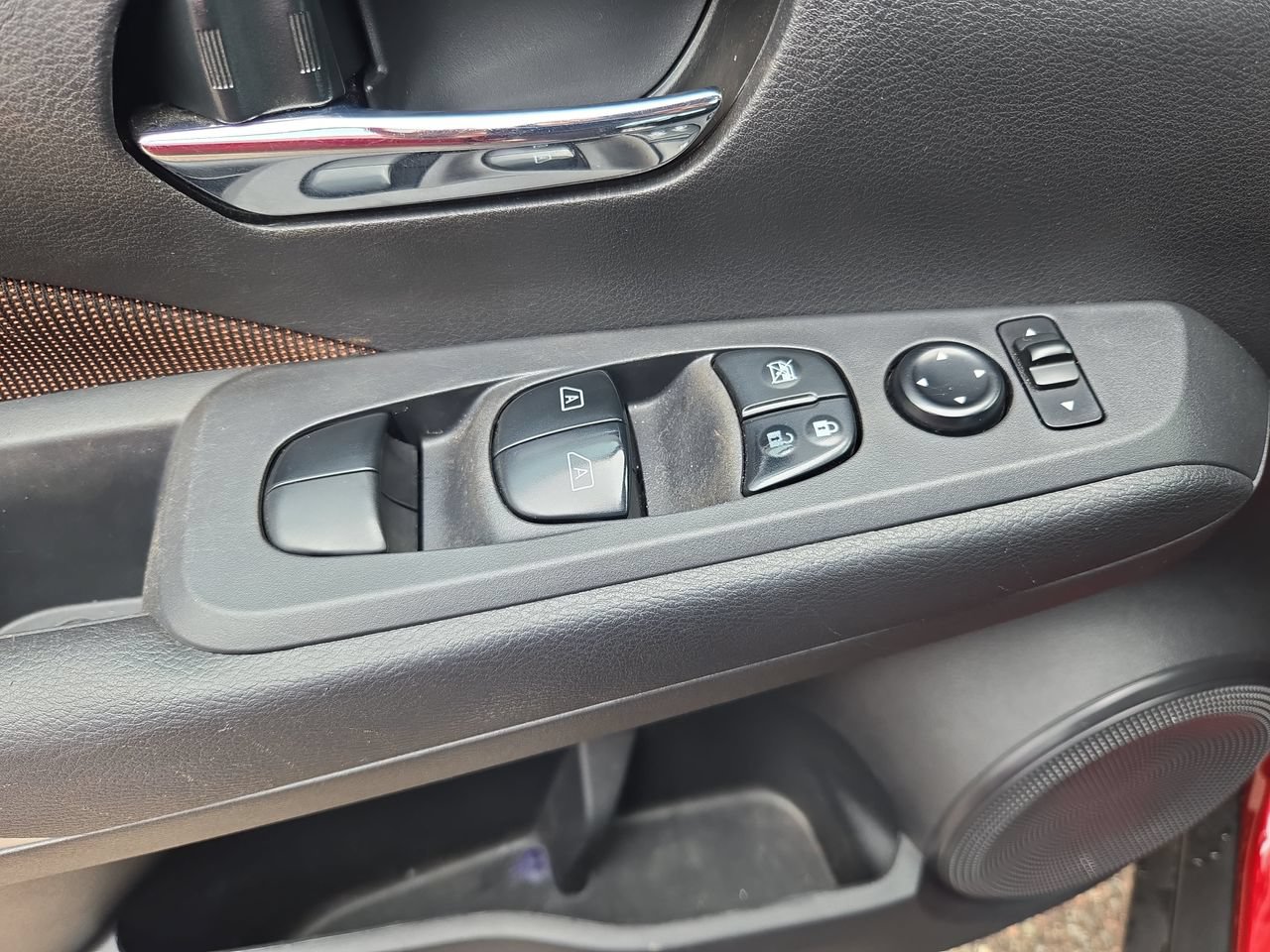 Certified 2024 Nissan Kicks SR FWD image 18