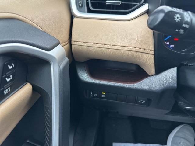 Used 2020 Toyota RAV4 Limited image 22