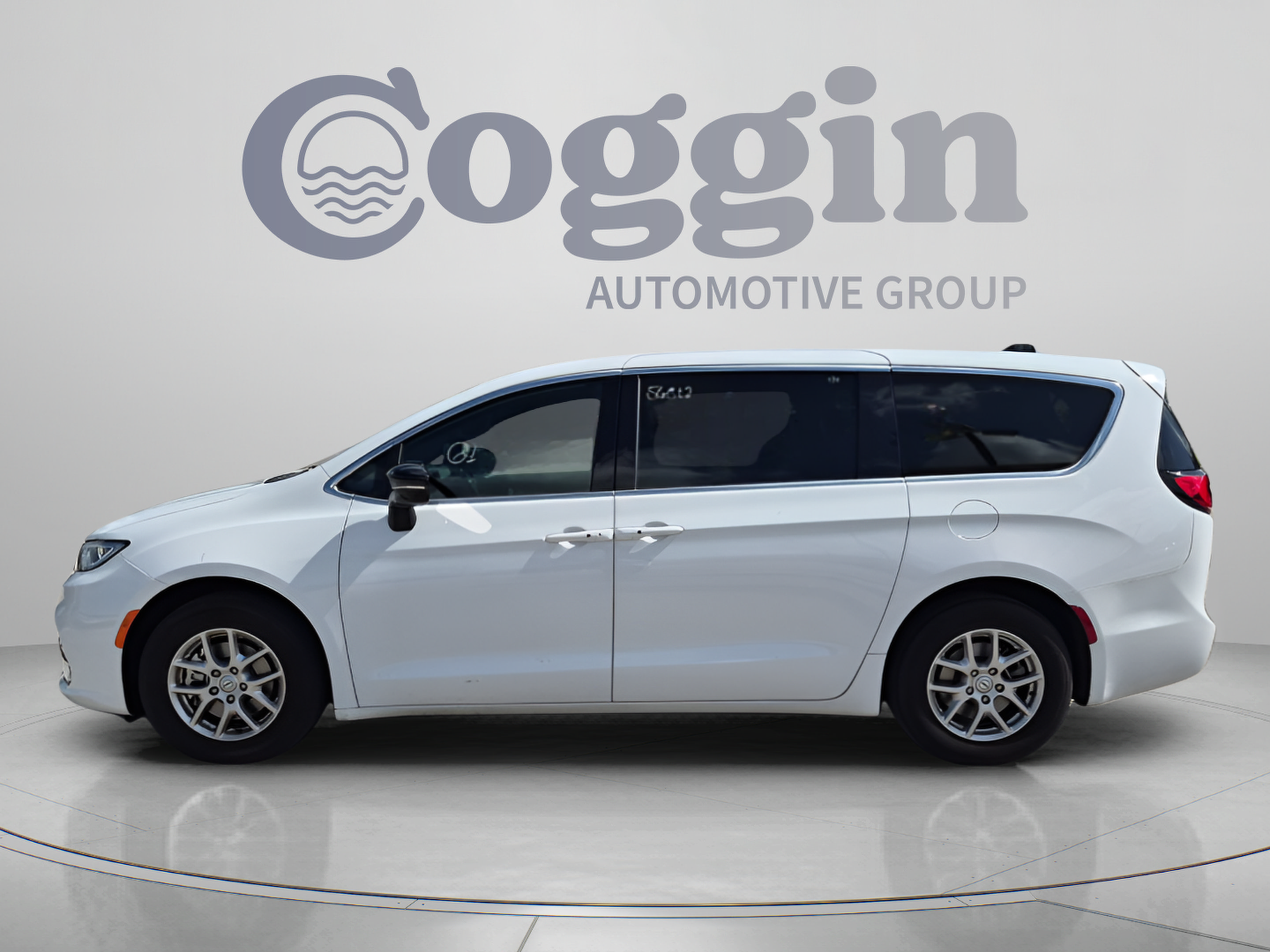Used 2025 Chrysler Pacifica Select FWD image 3