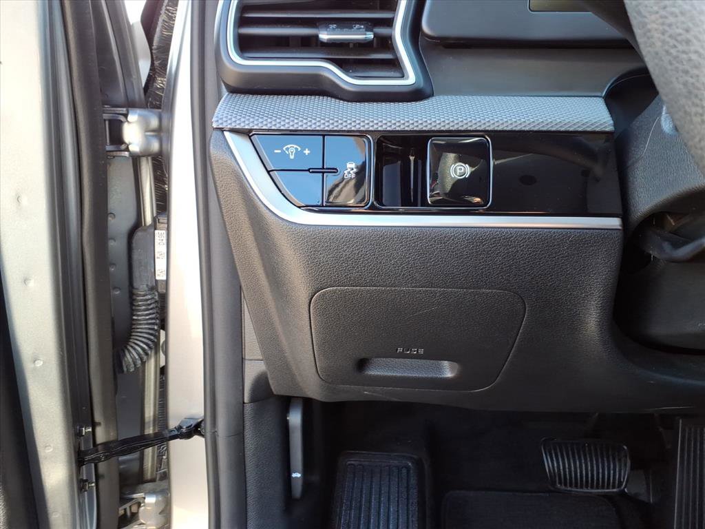Used 2025 Kia Sportage LX image 17