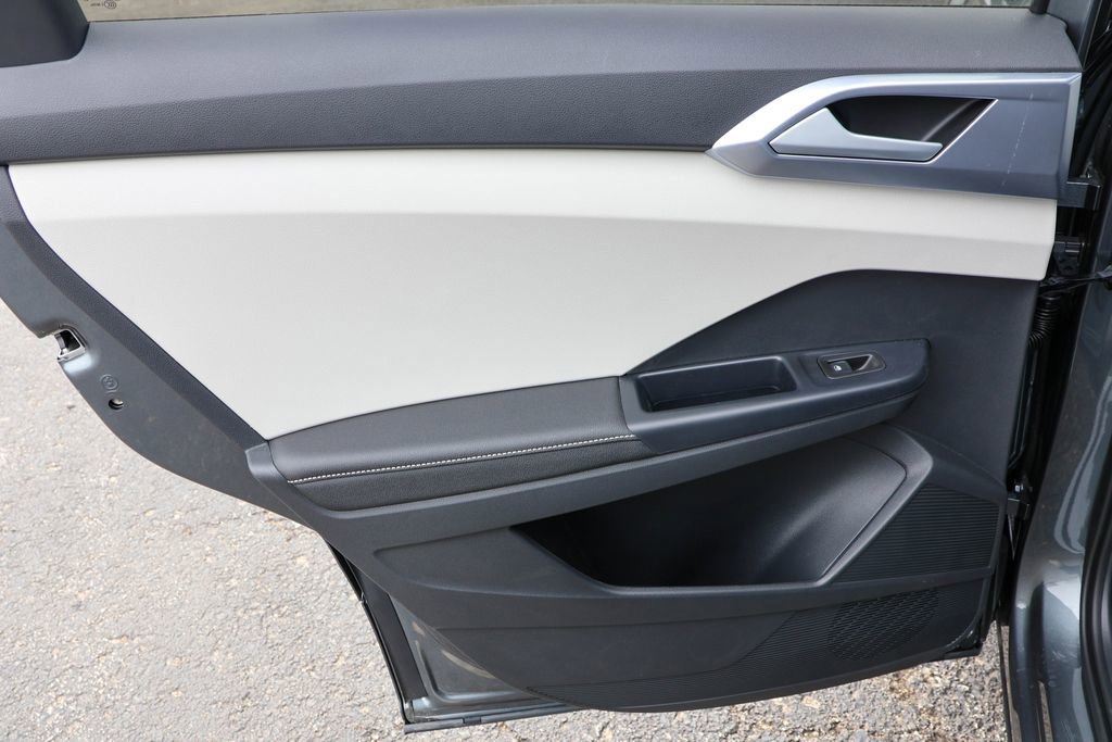 New 2025 Volkswagen Taos SE image 33