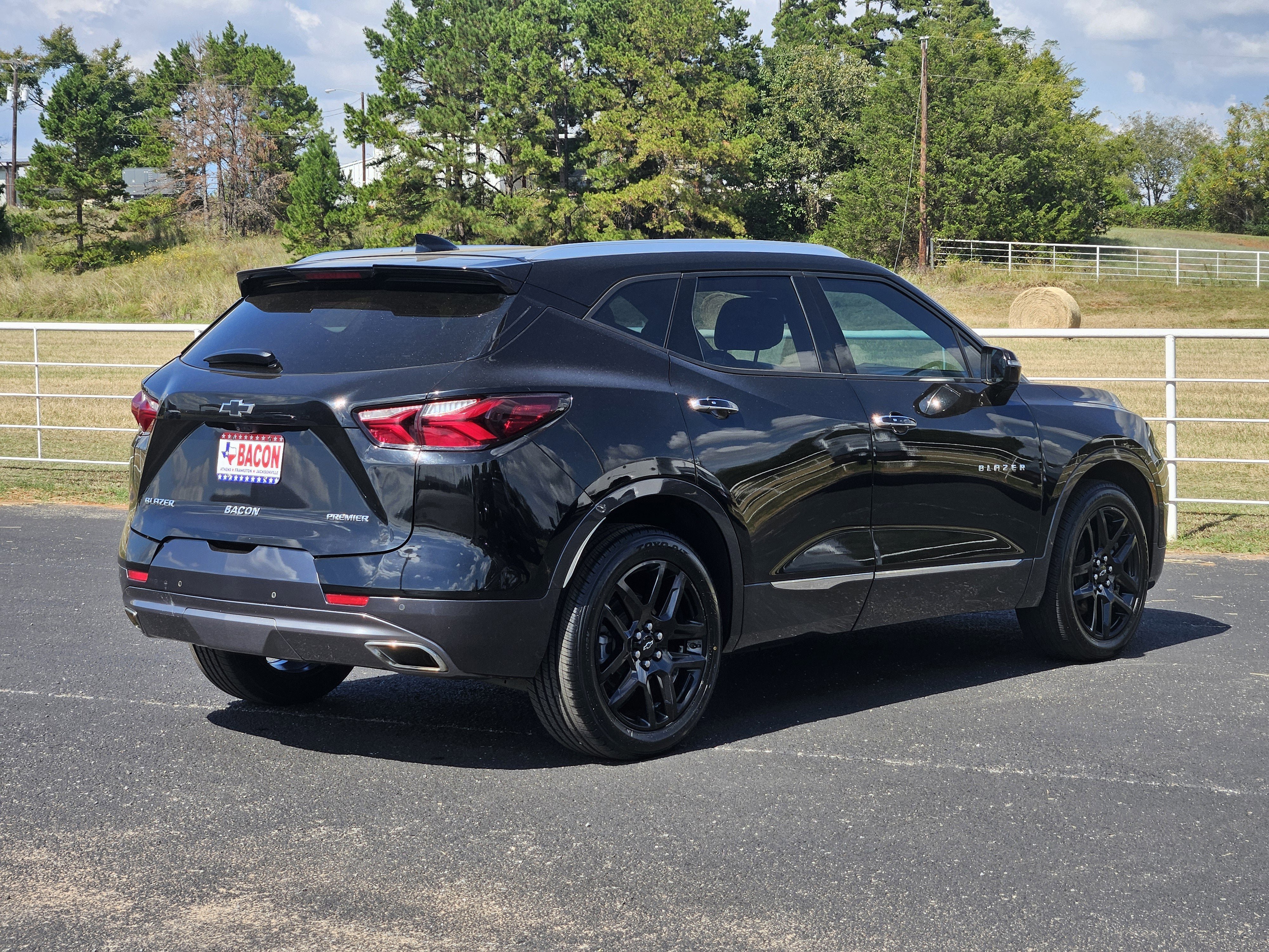Used 2022 Chevrolet Blazer Premier w/ Enhanced Convenience Package FWD image 3