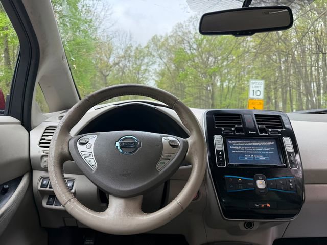 Used 2014 Nissan Leaf SV FWD image 9