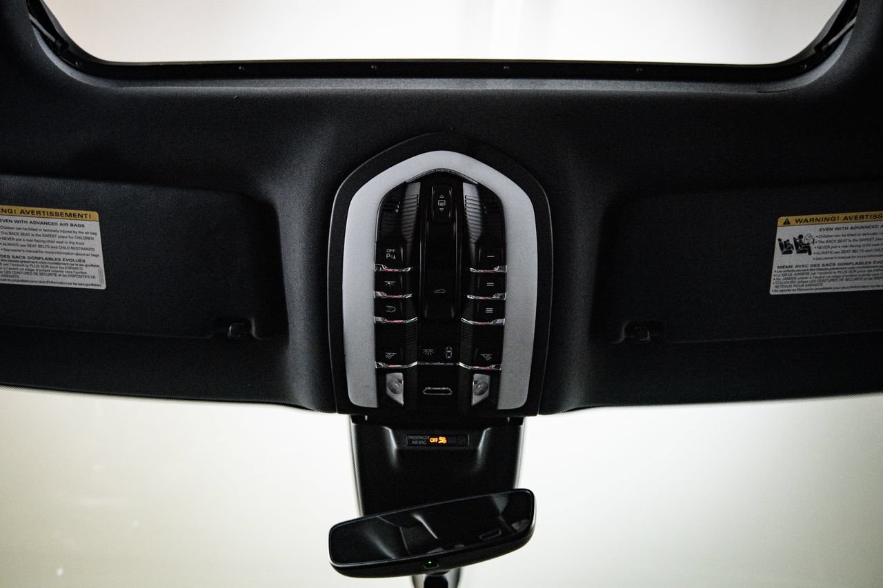 Certified 2023 Porsche Macan AWD/4WD image 20