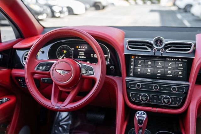 Used 2022 Bentley Bentayga image 32