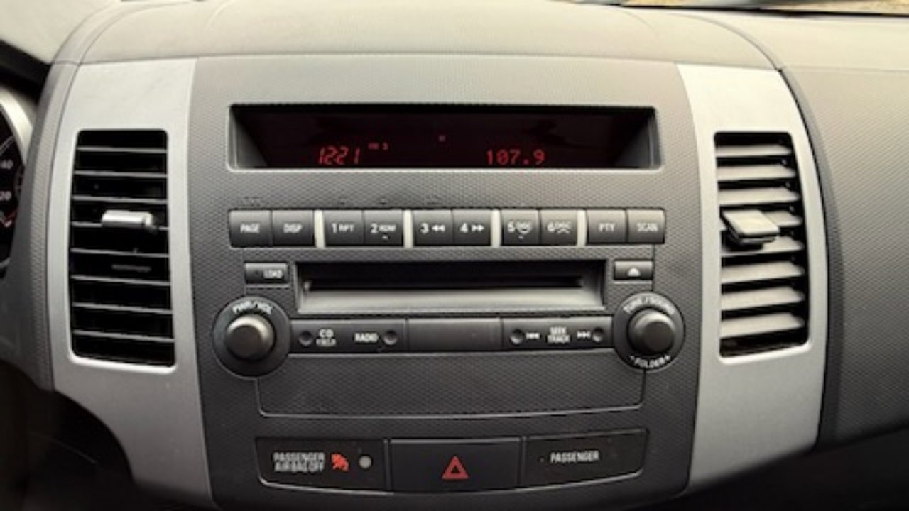 Used 2012 Mitsubishi Outlander SE image 23