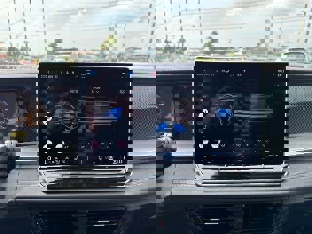 New 2025 Volkswagen Tiguan SE image 11