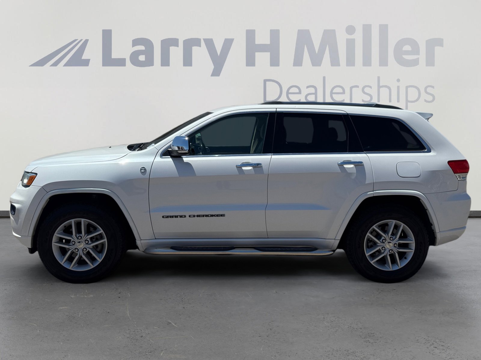 Used 2018 Jeep Grand Cherokee Overland AWD/4WD image 2