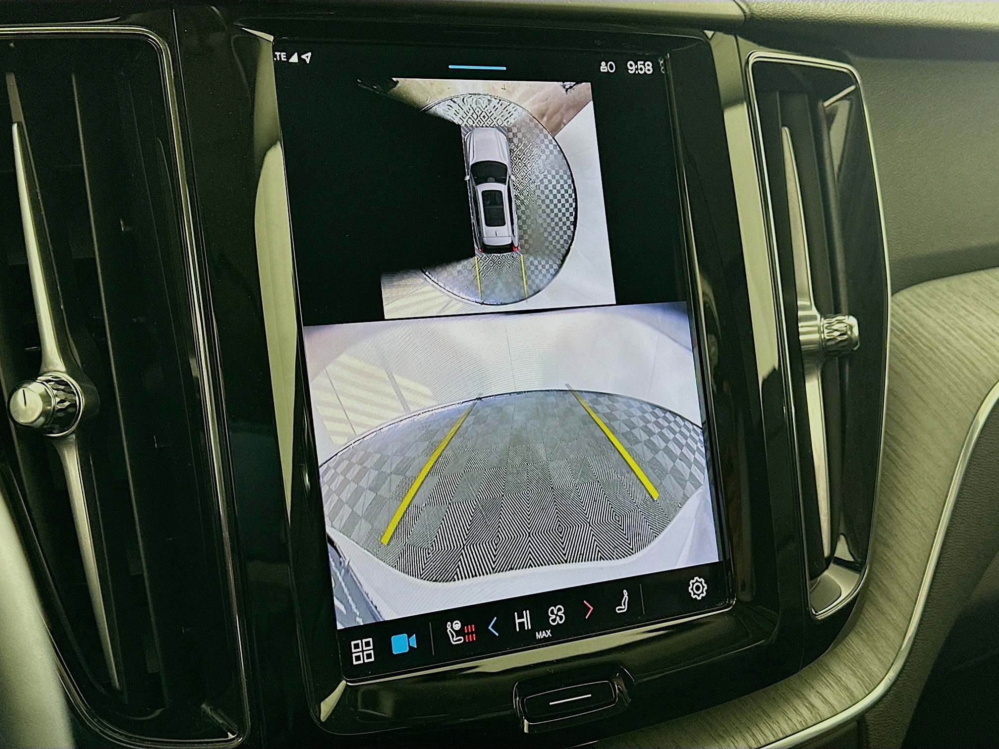 Used 2025 Volvo XC60 B5 Plus image 23