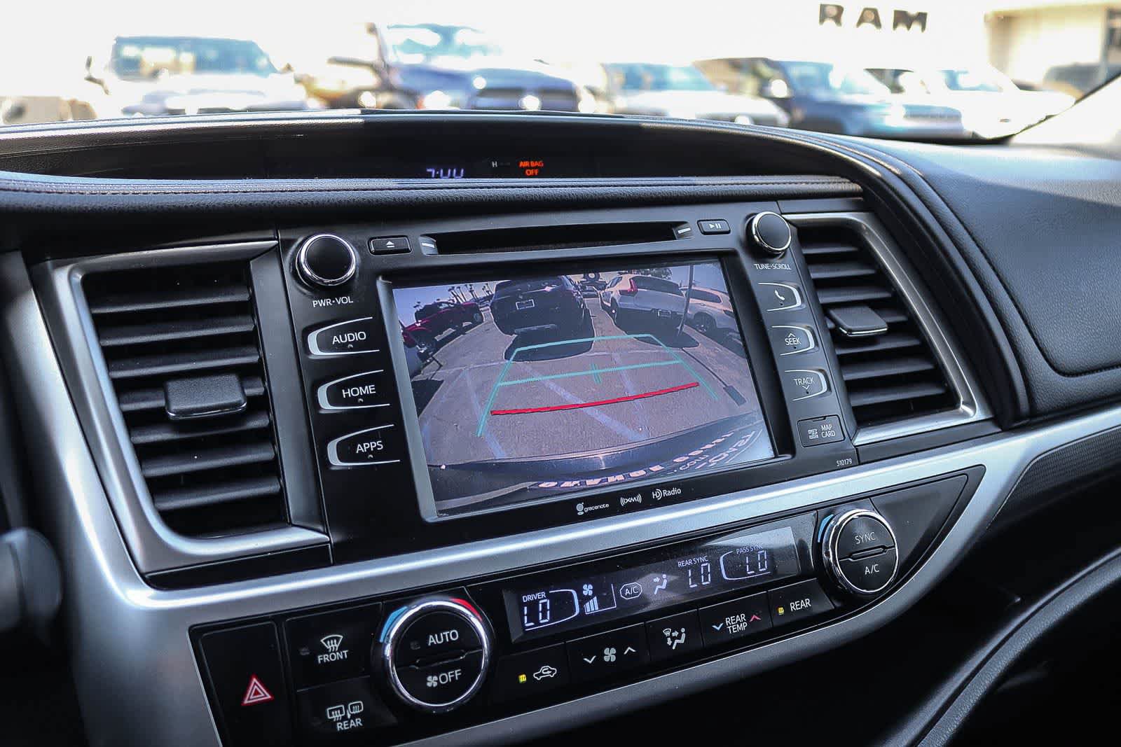 Used 2018 Toyota Highlander SE FWD image 24