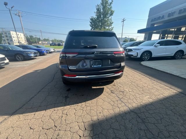 Used 2023 Jeep Grand Cherokee Laredo AWD/4WD image 11