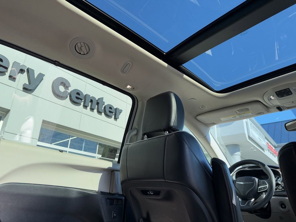 Used 2023 Chrysler Pacifica Limited FWD image 38