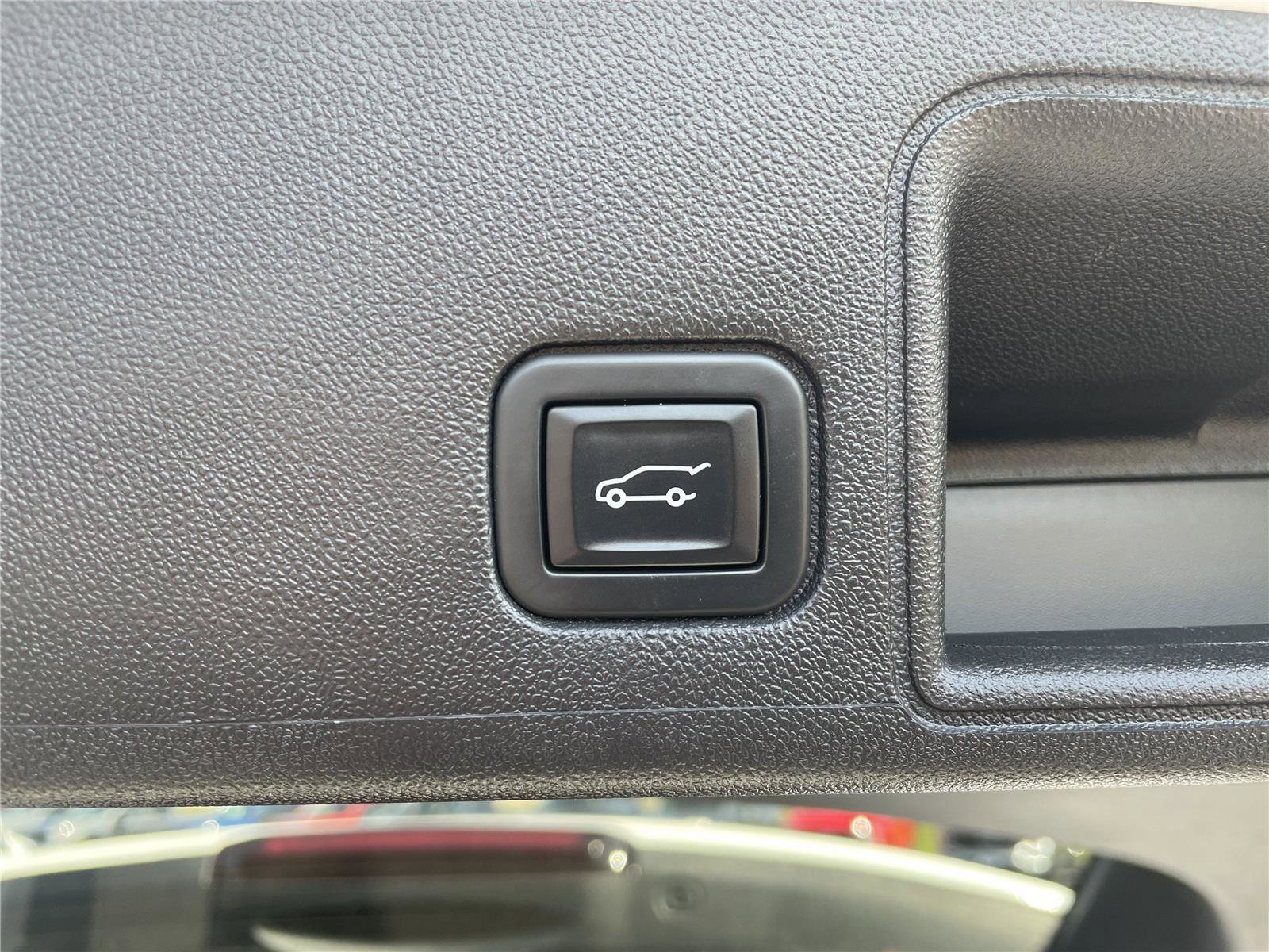 Used 2022 GMC Terrain SLT w/ Infotainment Package II AWD/4WD image 28