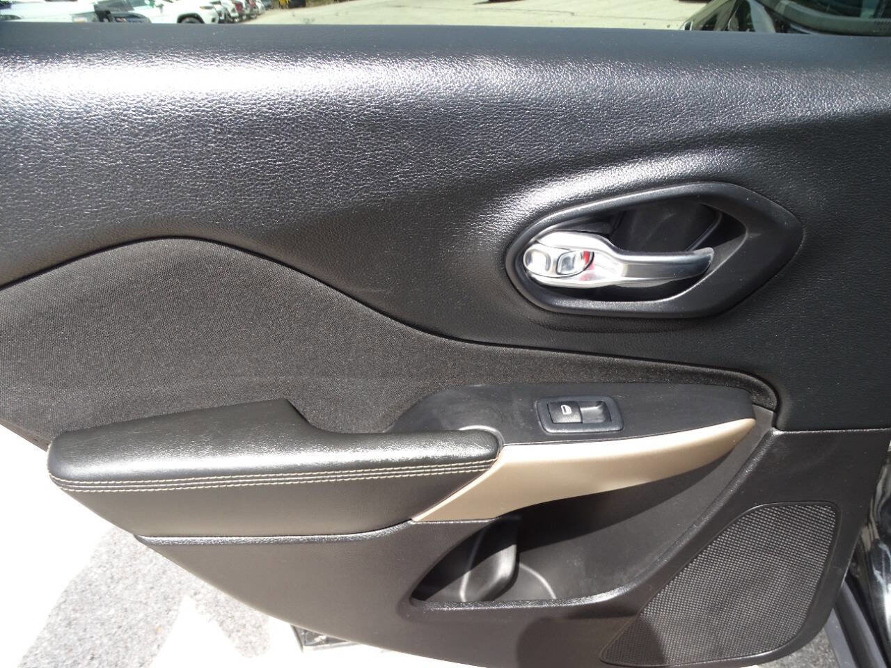 Used 2018 Jeep Cherokee Sport w/ Cold Weather Group AWD/4WD image 30