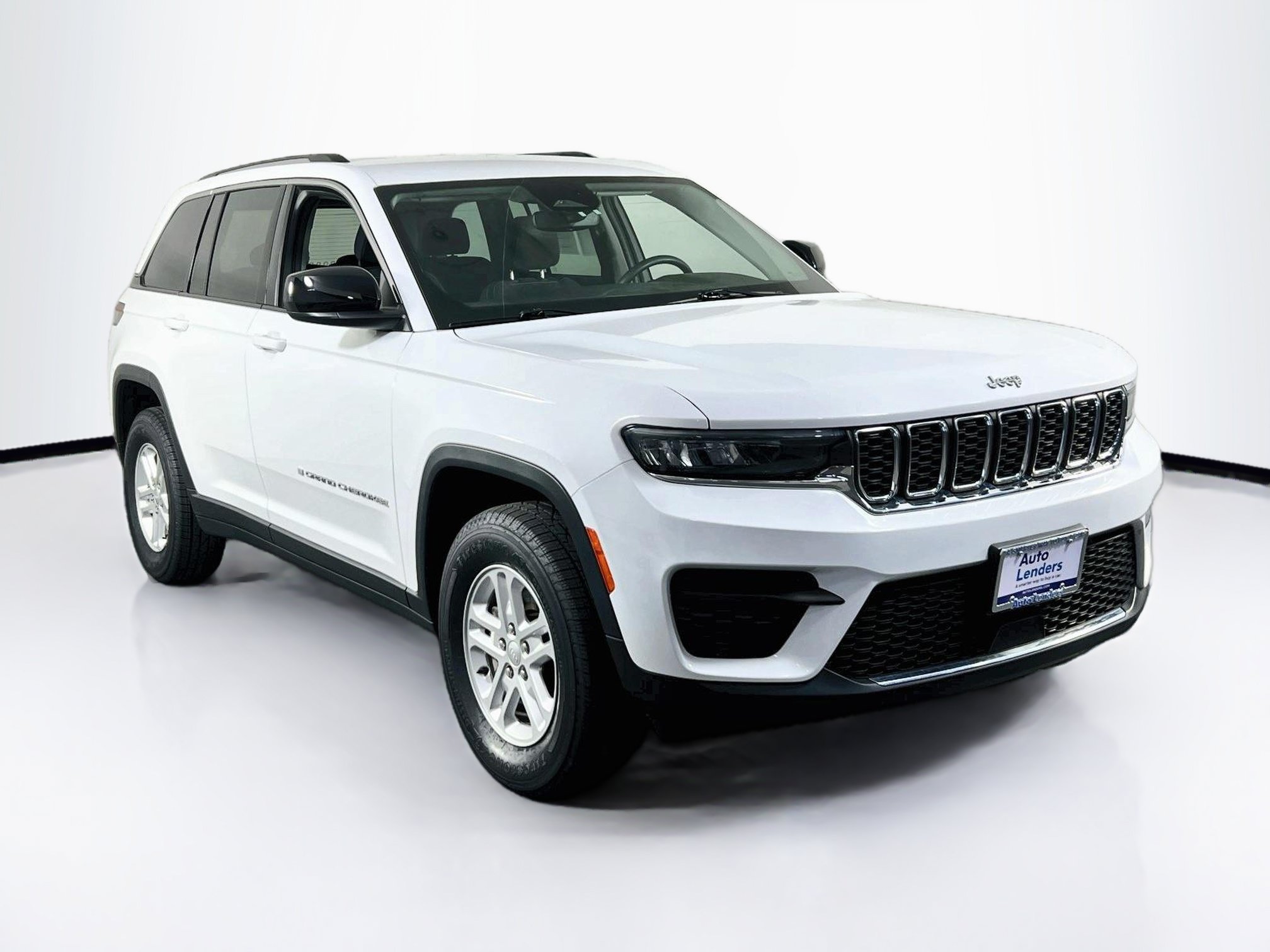 Used 2023 Jeep Grand Cherokee Laredo AWD/4WD image 3