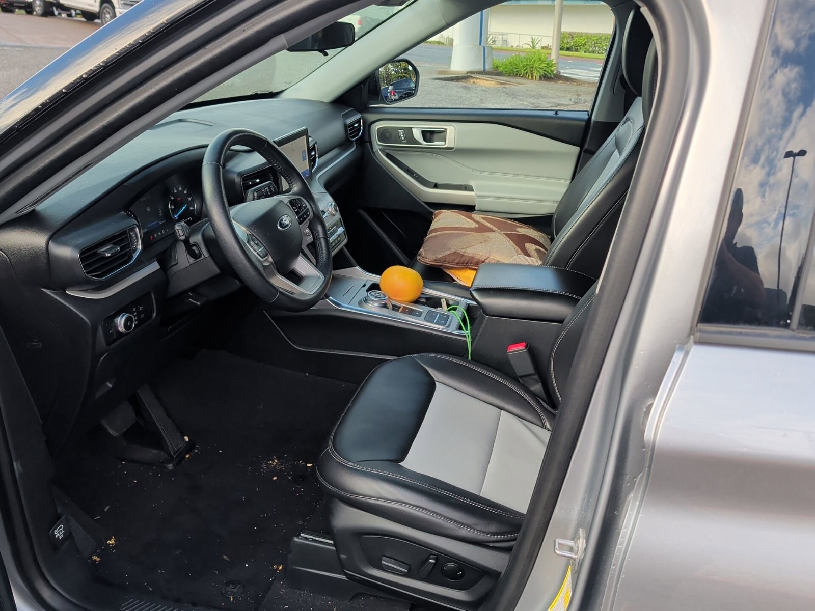 Used 2023 Ford Explorer XLT w/ Equipment Group 202A RWD image 11