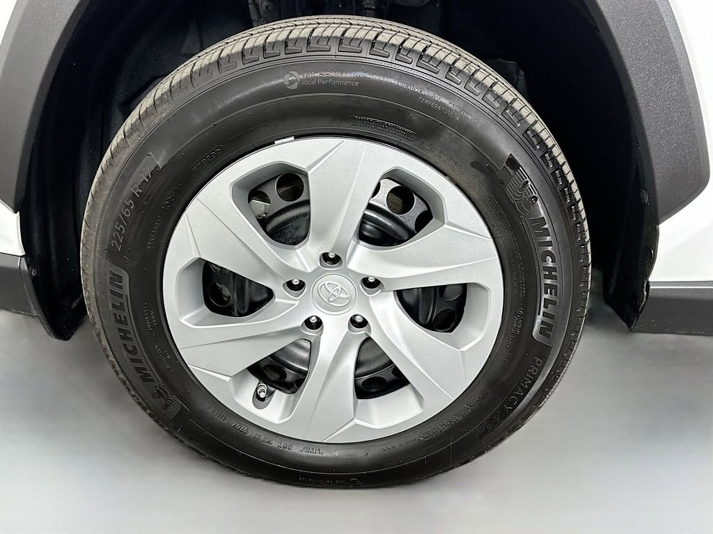 Used 2022 Toyota RAV4 LE AWD/4WD image 31