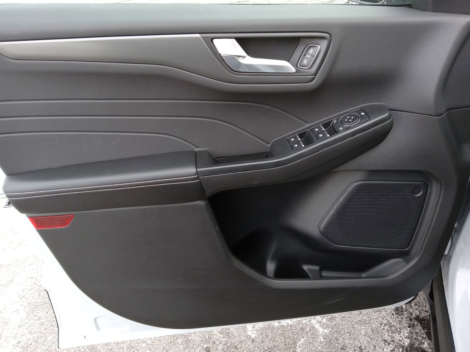 Used 2025 Ford Escape SE image 9