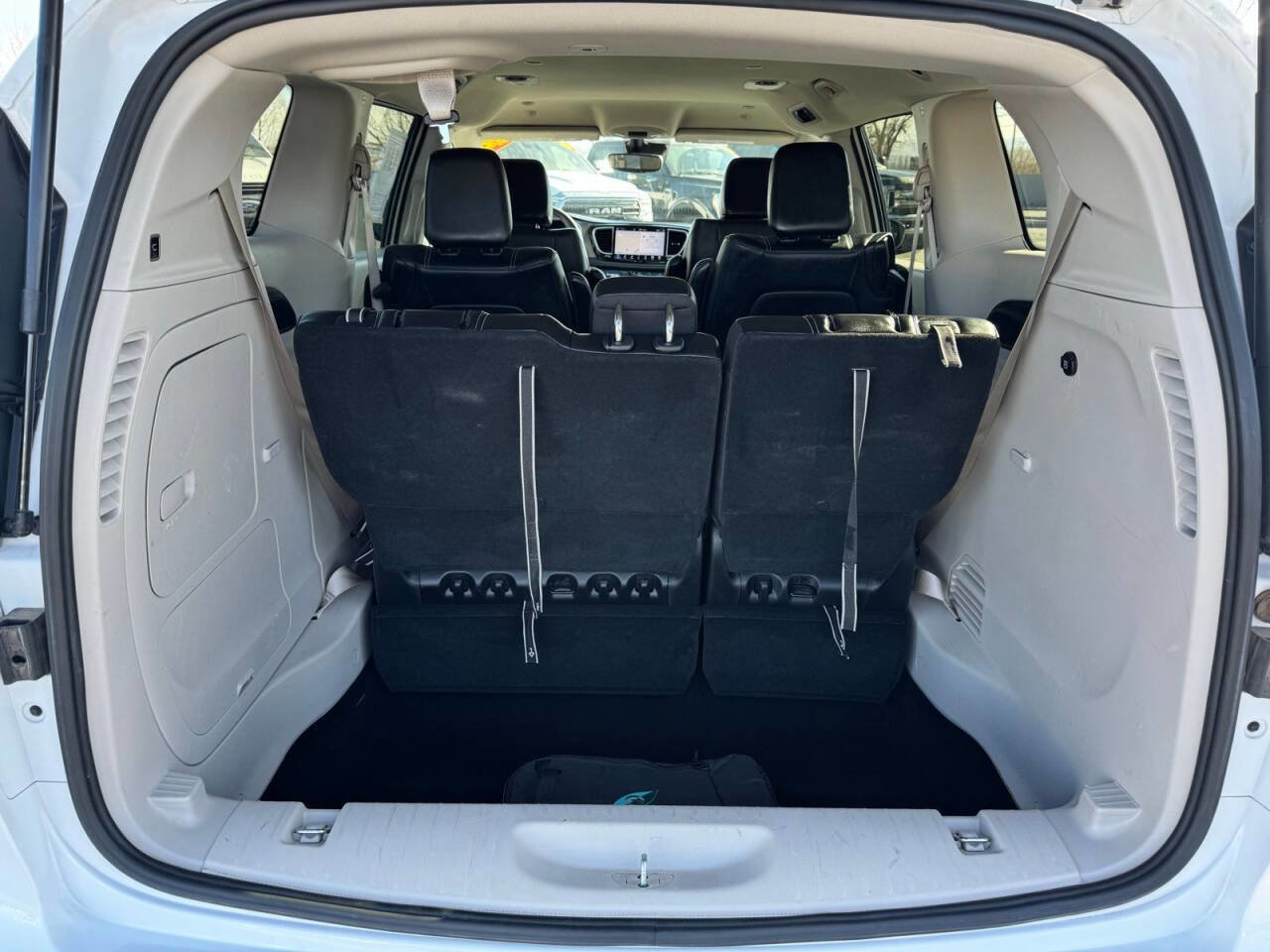 Used 2024 Chrysler Pacifica Limited image 8