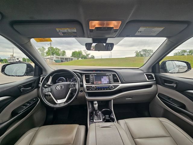 Used 2019 Toyota Highlander XLE FWD image 12