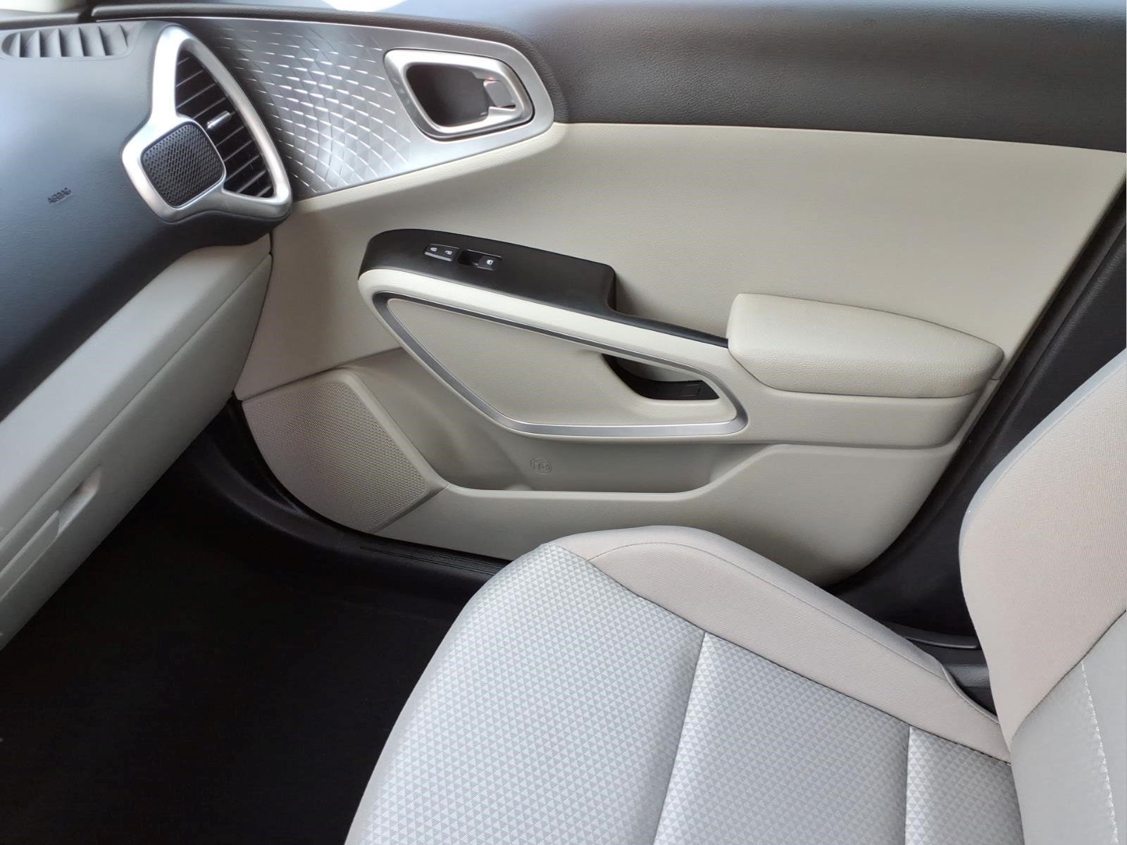 Used 2025 Kia Soul LX w/ LX Technology Package FWD image 27