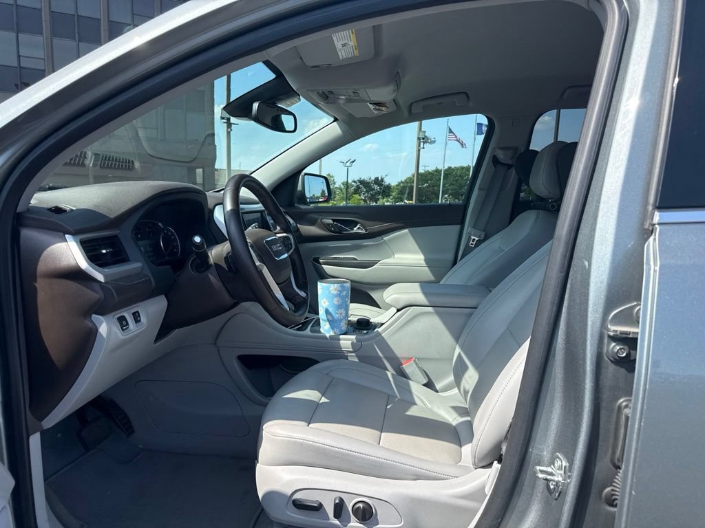 Used 2023 GMC Acadia SLT AWD/4WD image 2
