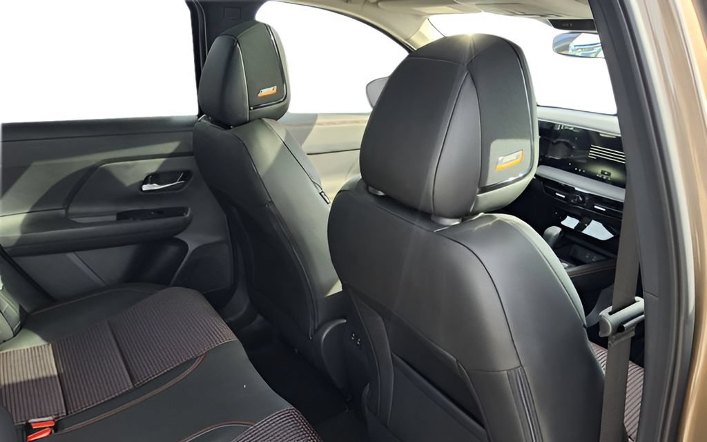 New 2026 Nissan Kicks SR w/ SR Premium Package FWD image 38