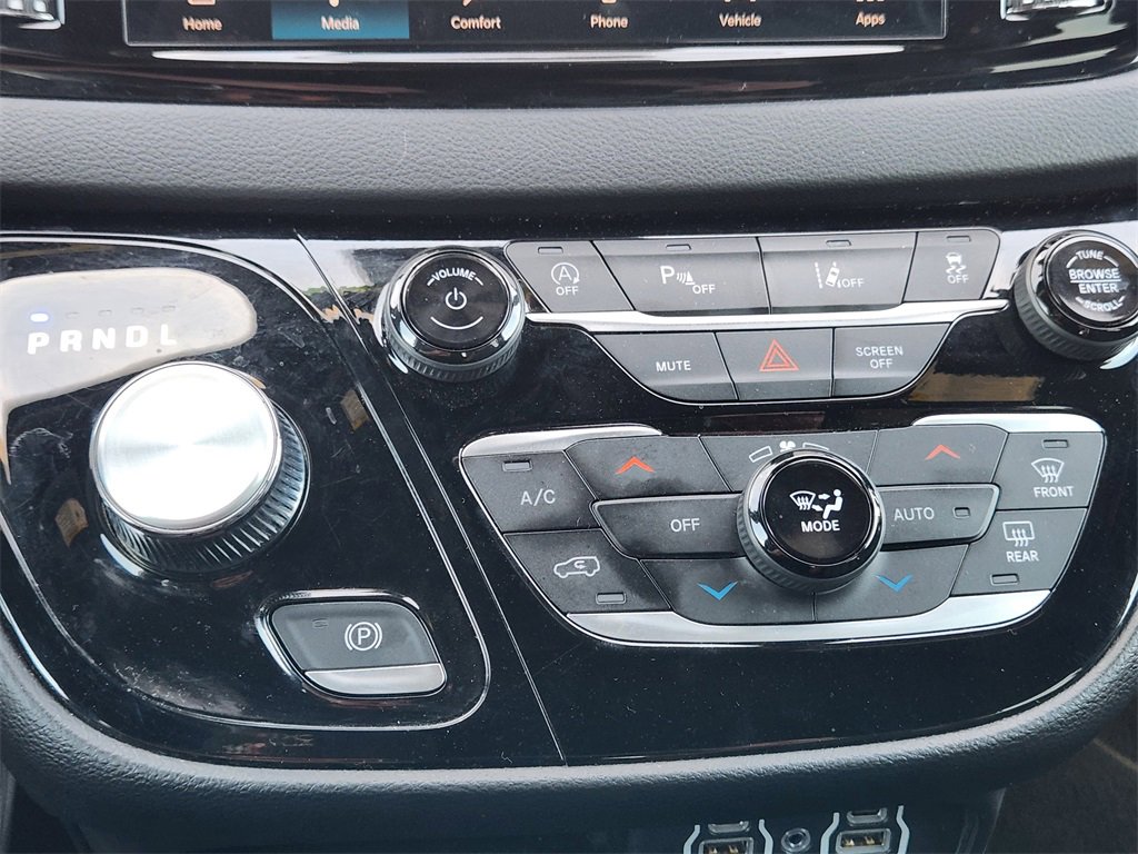 Used 2025 Chrysler Pacifica Select image 52