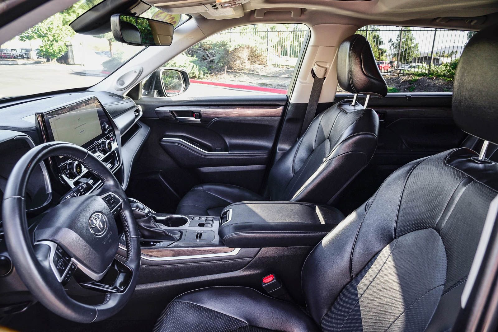 Used 2023 Toyota Highlander Limited image 22