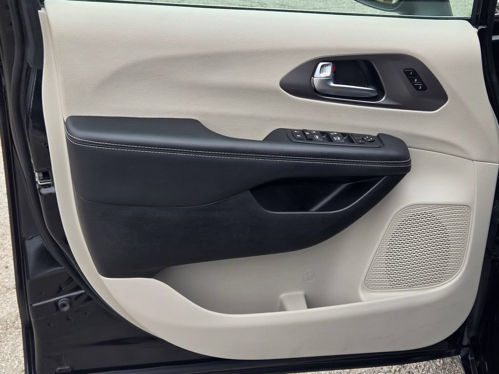 Used 2023 Chrysler Pacifica Touring-L FWD image 29