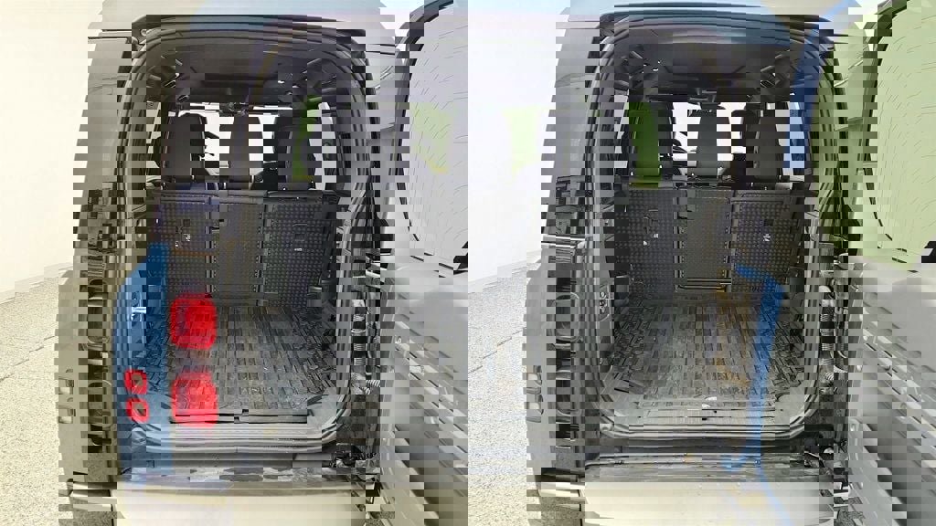 Used 2023 Land Rover Defender 110 X-Dynamic SE image 24