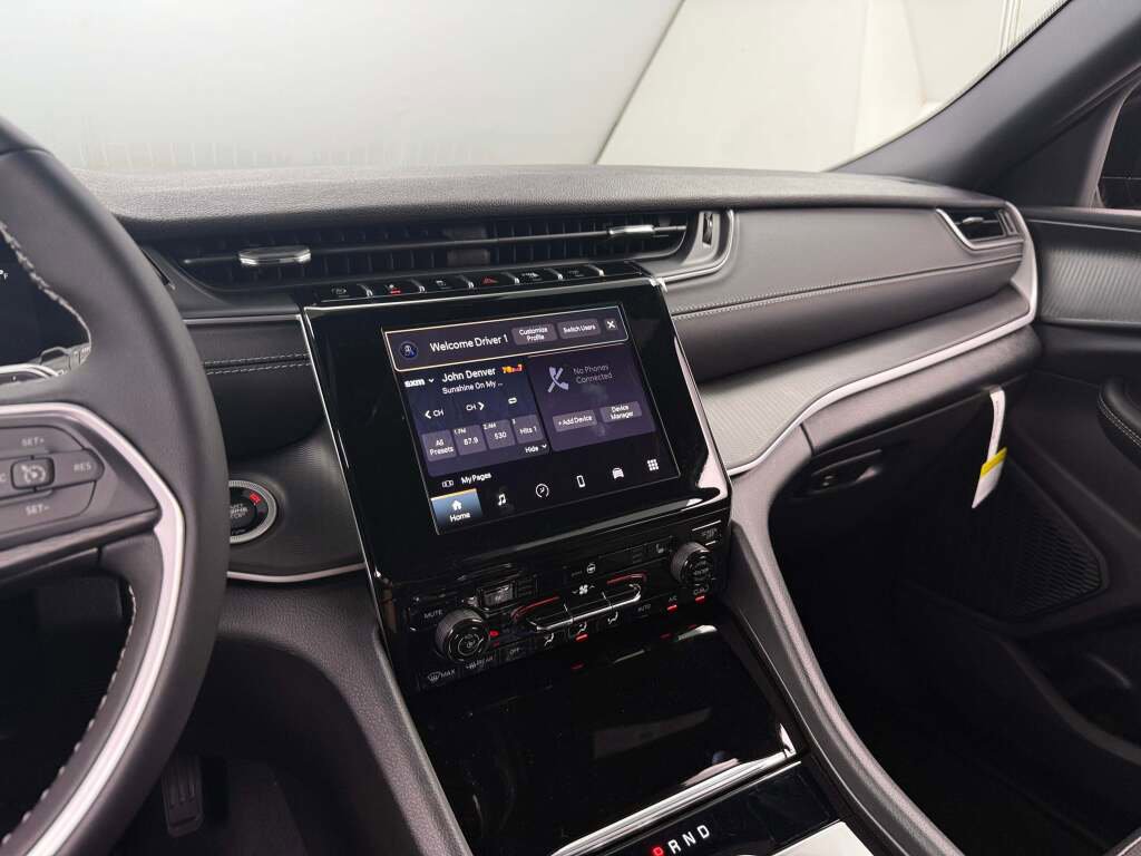 New 2025 Jeep Grand Cherokee L Laredo image 28