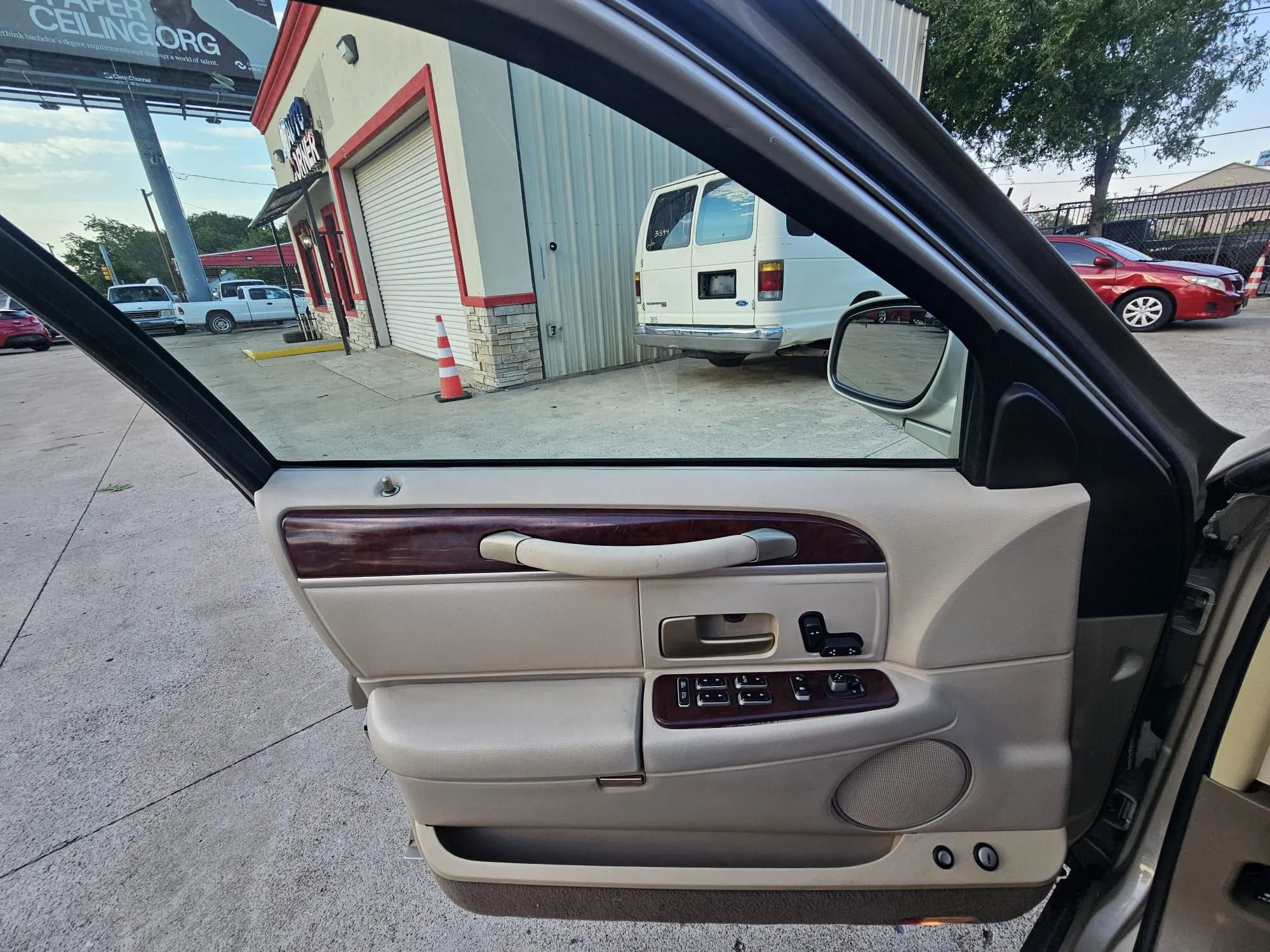Used 2005 Lincoln Town Car Signature RWD image 16