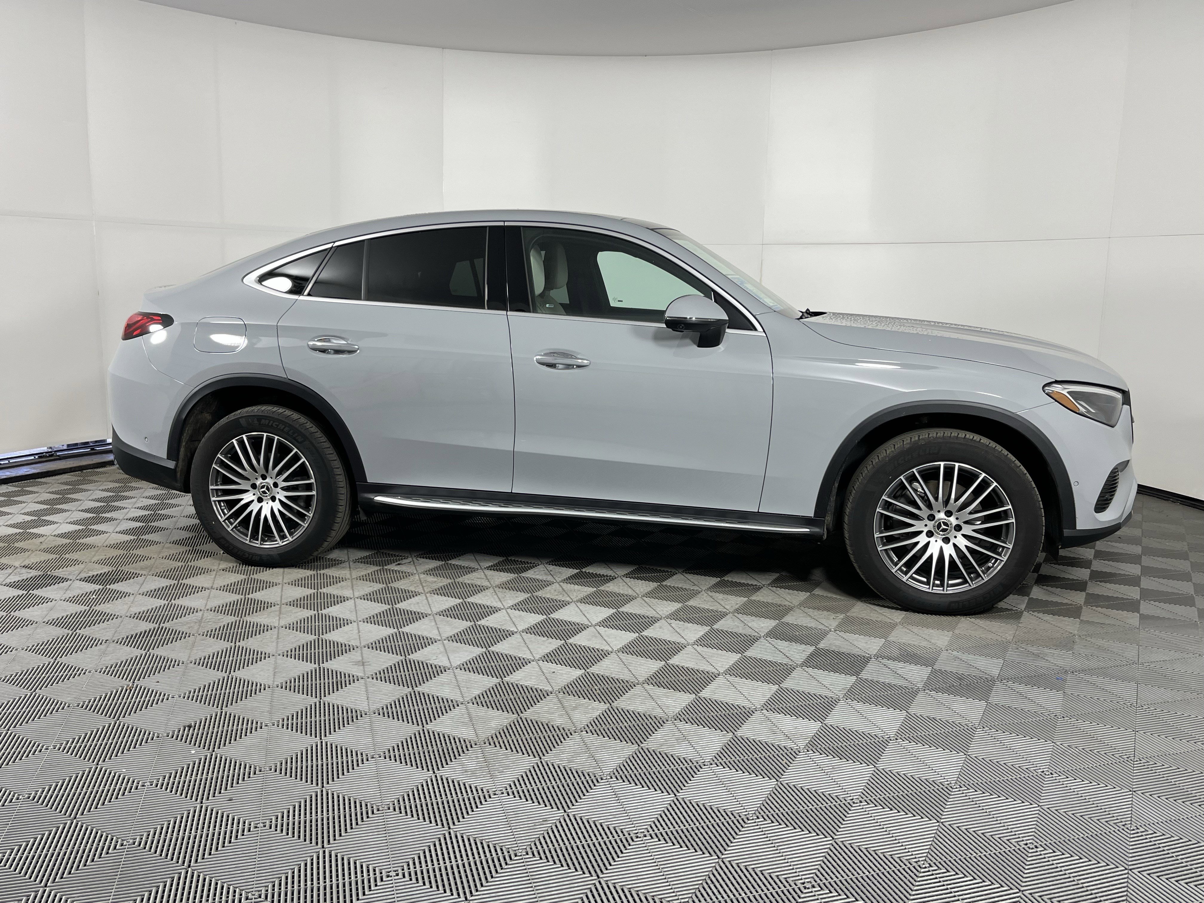 Used 2025 Mercedes-Benz GLC 300 4MATIC image 6