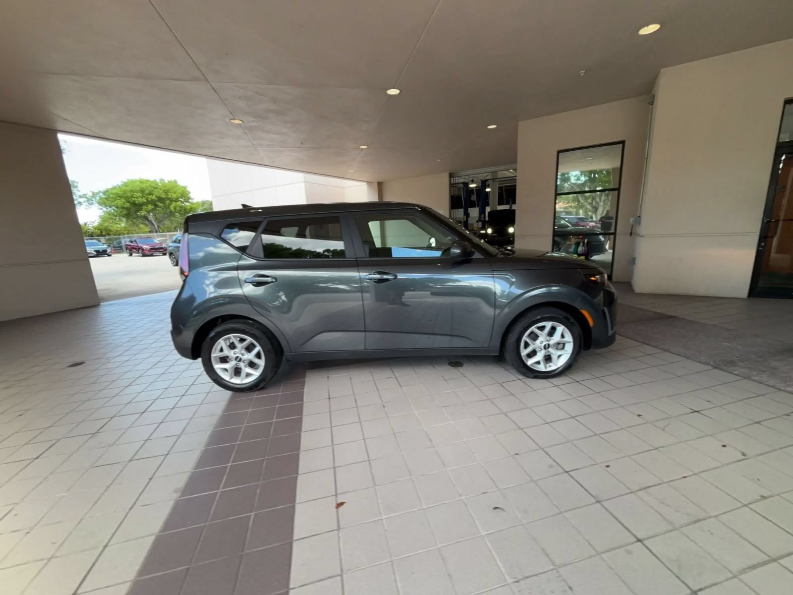 Used 2025 Kia Soul LX w/ LX Technology Package FWD image 15