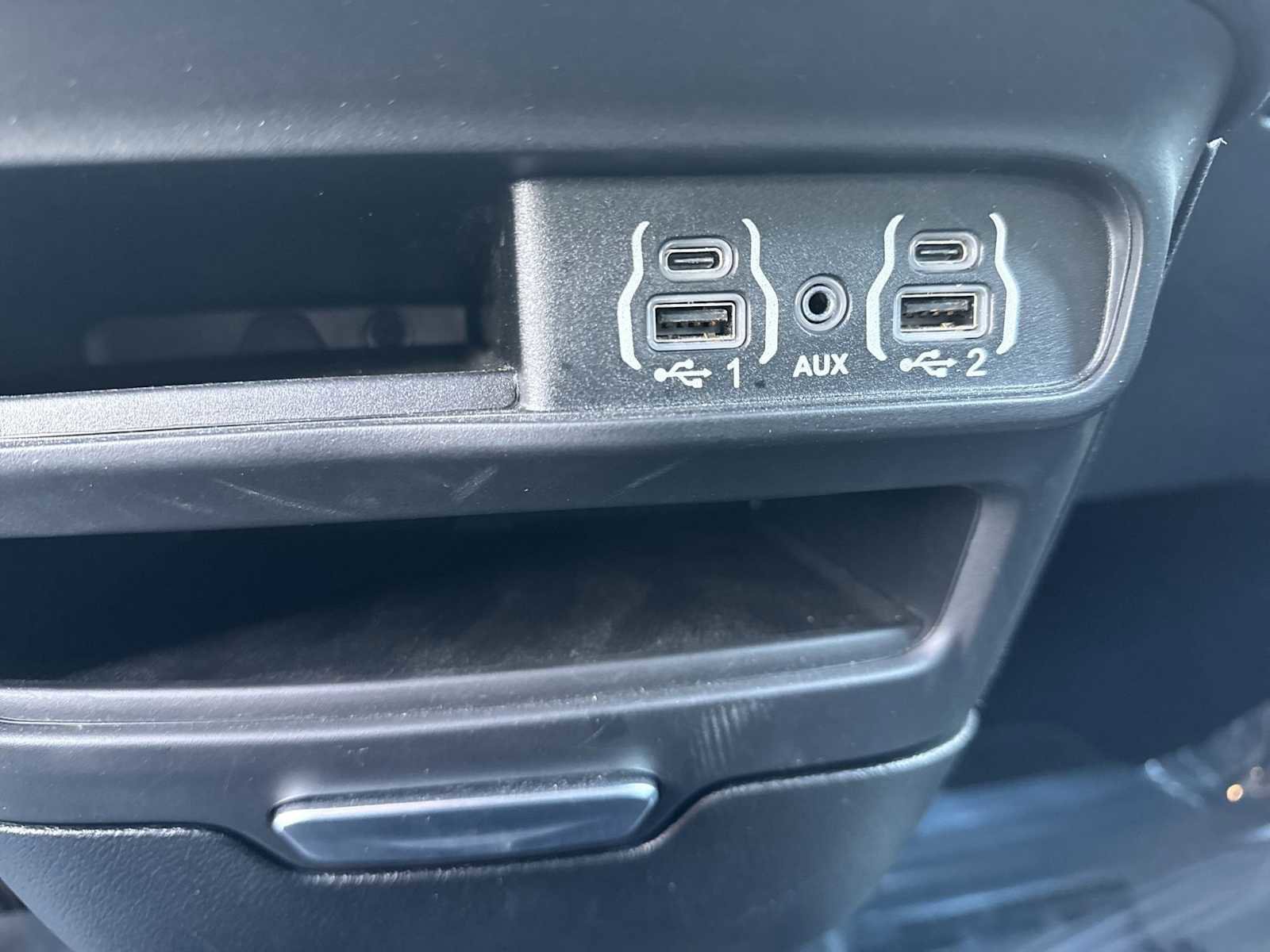 Used 2025 Chrysler Pacifica Select FWD image 29