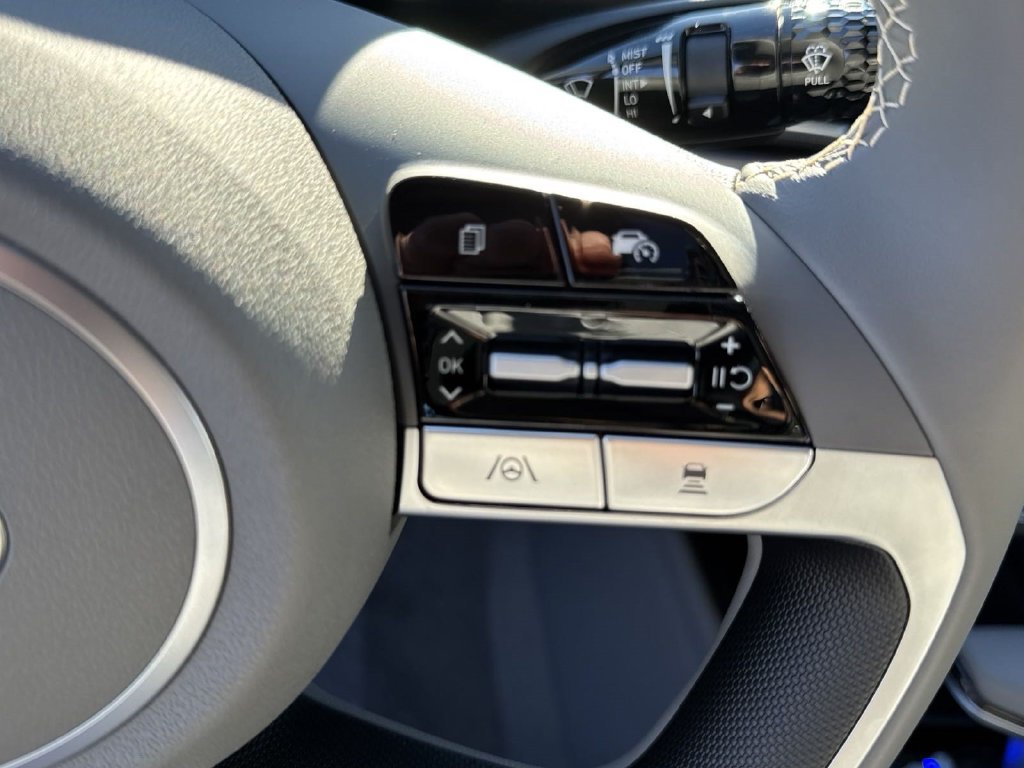 Used 2025 Hyundai Elantra SEL FWD image 26