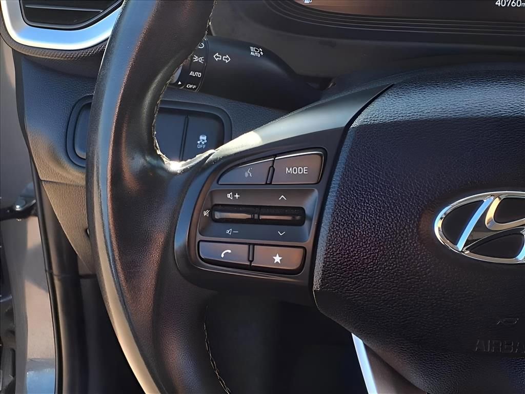 Used 2023 Hyundai Venue SEL image 5