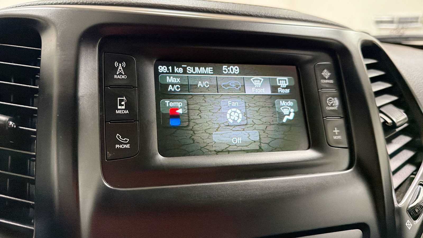 Used 2017 Jeep Cherokee Latitude AWD/4WD image 21