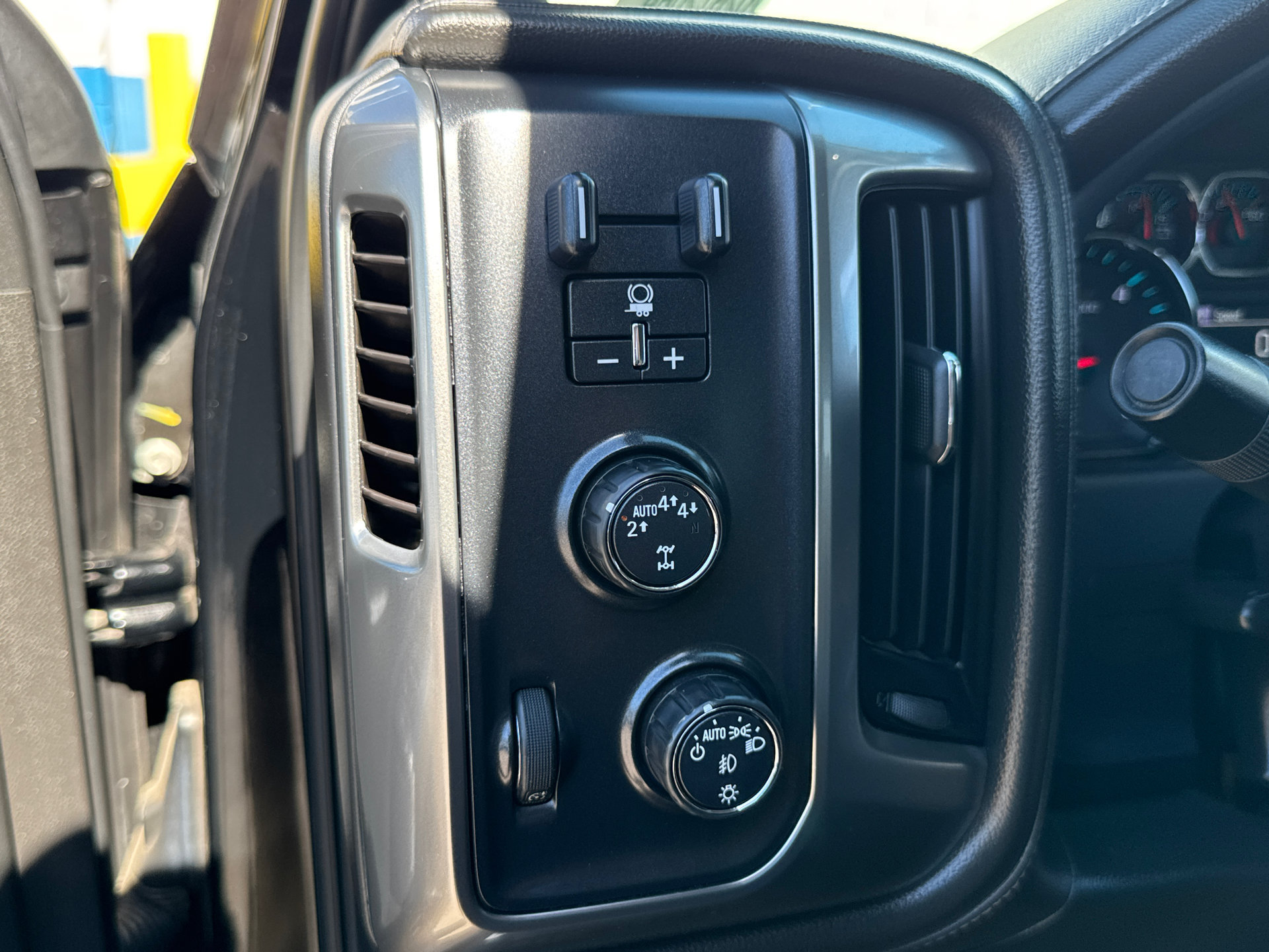 Certified 2018 Chevrolet Silverado 1500 LTZ Z71 w/ LTZ Plus Package AWD/4WD image 19