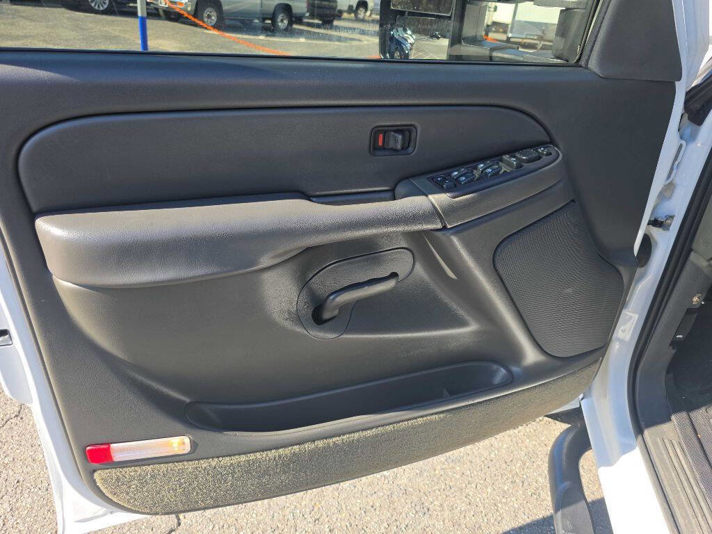 Used 2004 Chevrolet Silverado 3500 4x4 Crew Cab w/ Heavy-Duty Power Package image 12