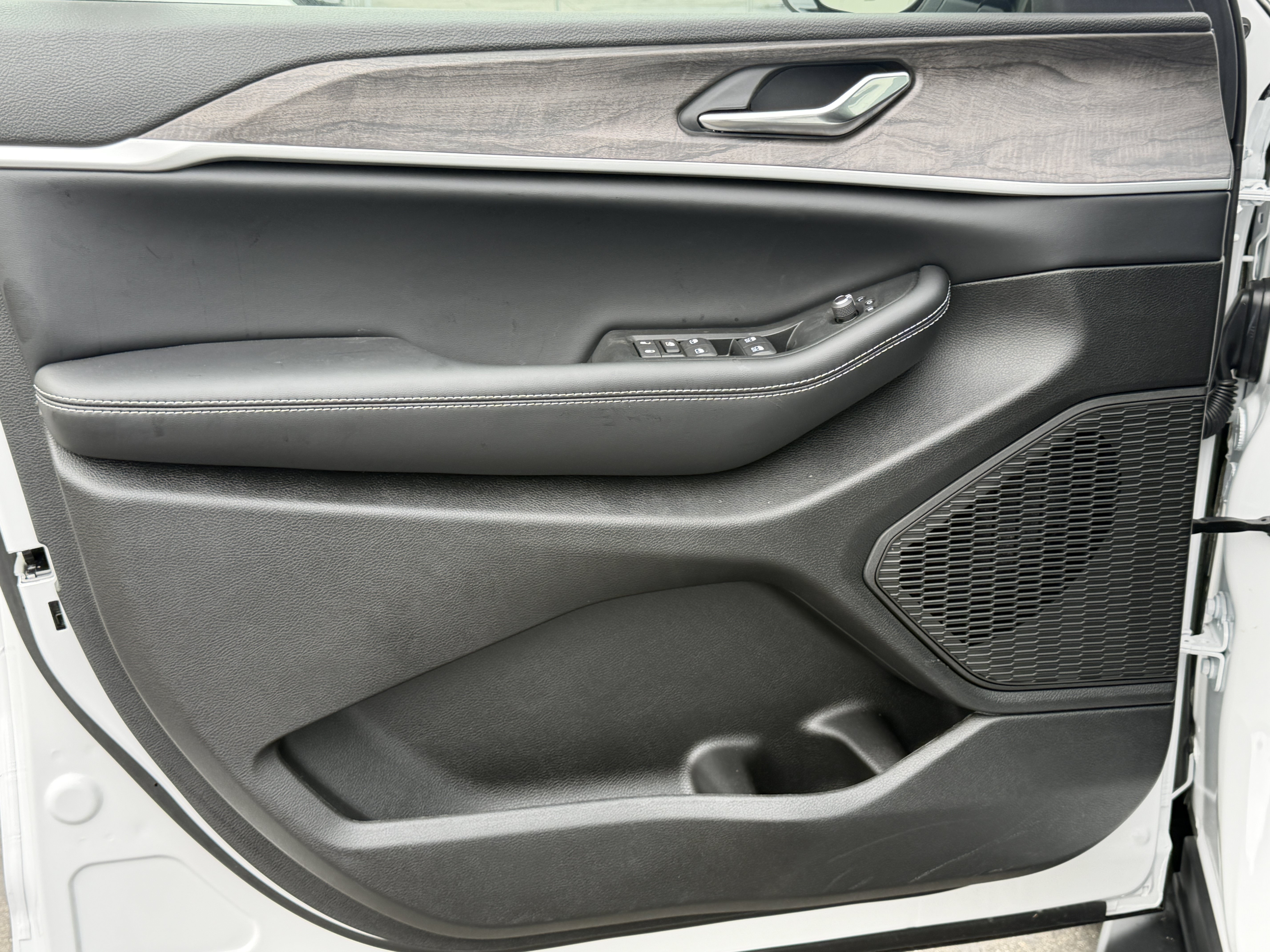 New 2026 Jeep Grand Cherokee Altitude RWD image 19