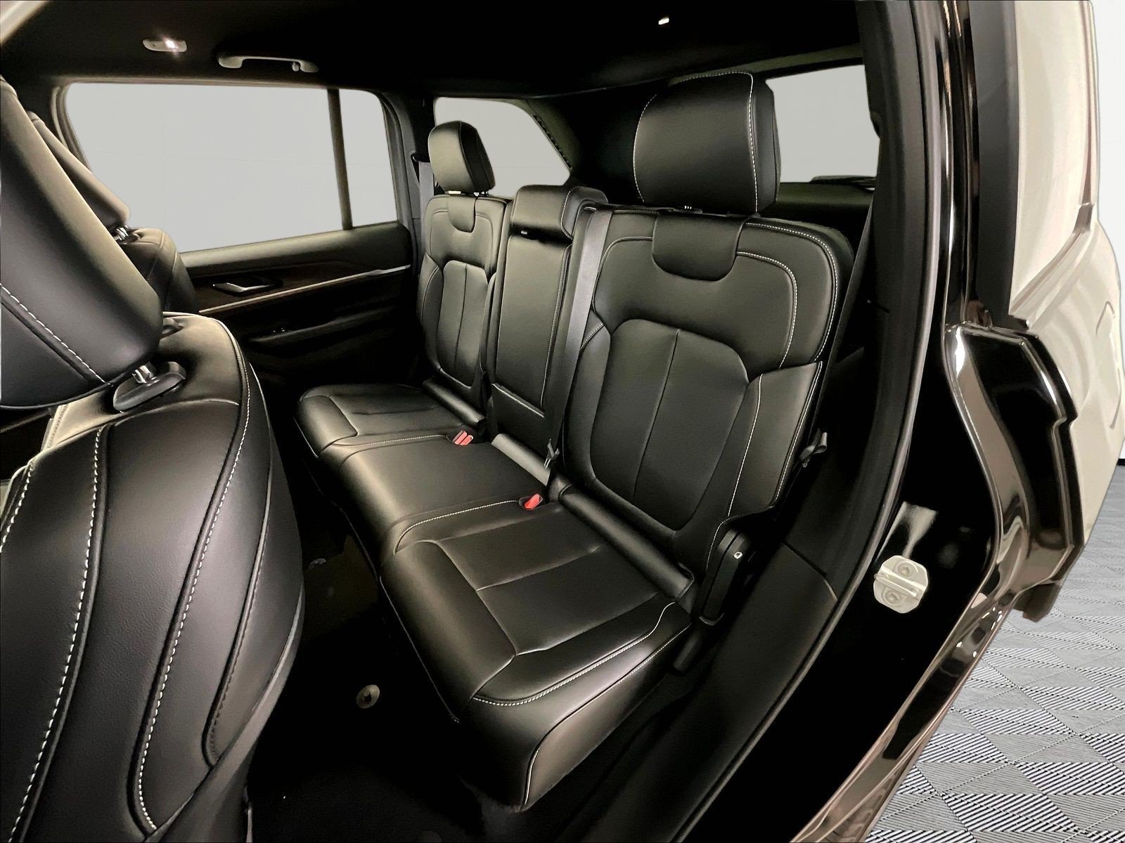 Used 2025 Jeep Grand Cherokee Limited AWD/4WD image 22