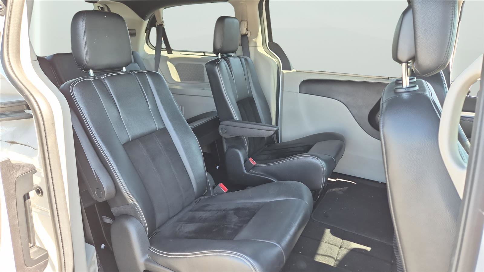 Used 2017 Dodge Grand Caravan SXT w/ Driver Convenience Group image 15