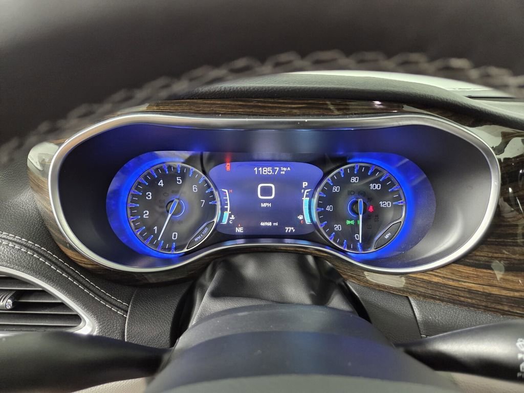 Used 2023 Chrysler Pacifica Limited w/ Uconnect Theater Family Group image 16