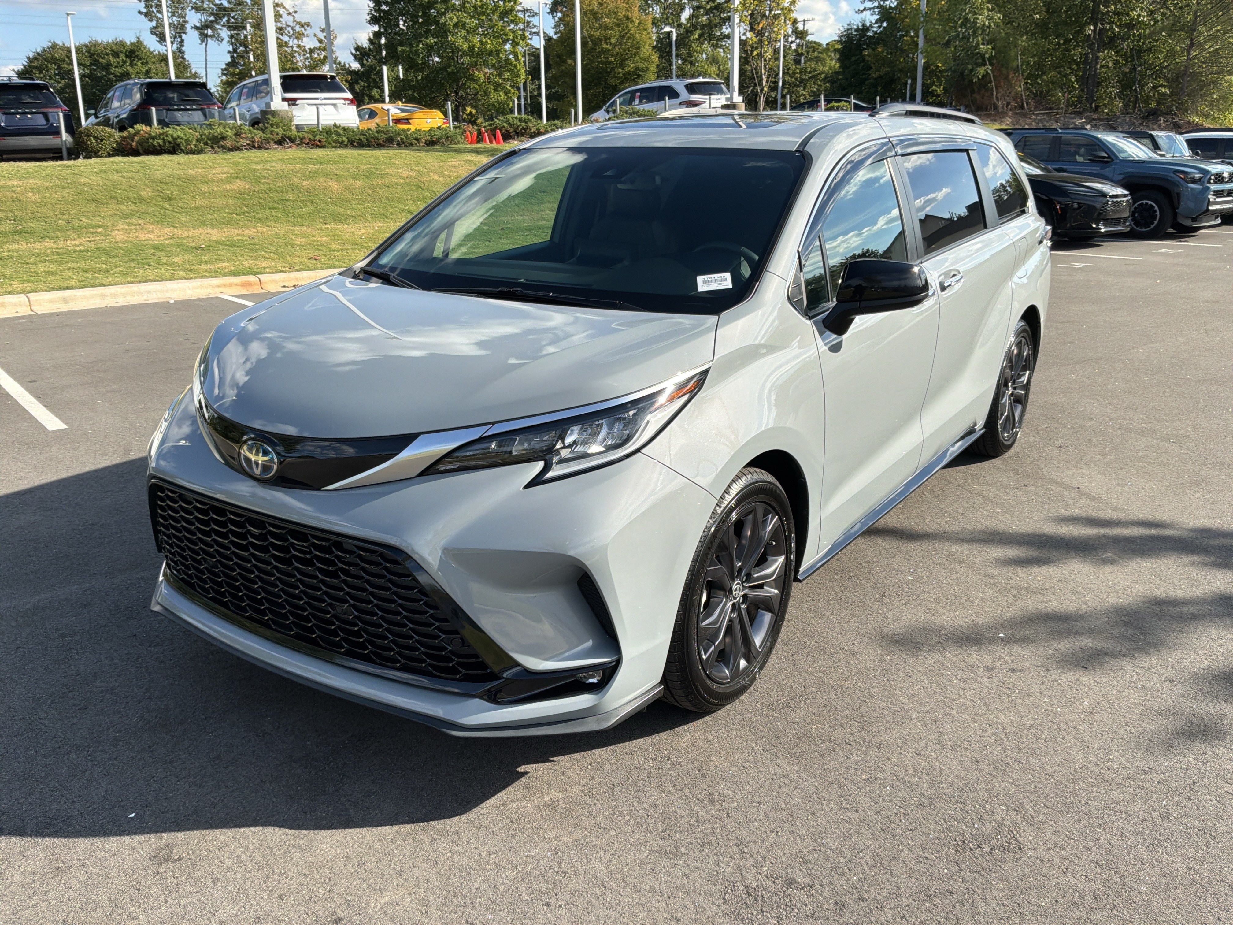 Used 2023 Toyota Sienna XSE FWD image 5