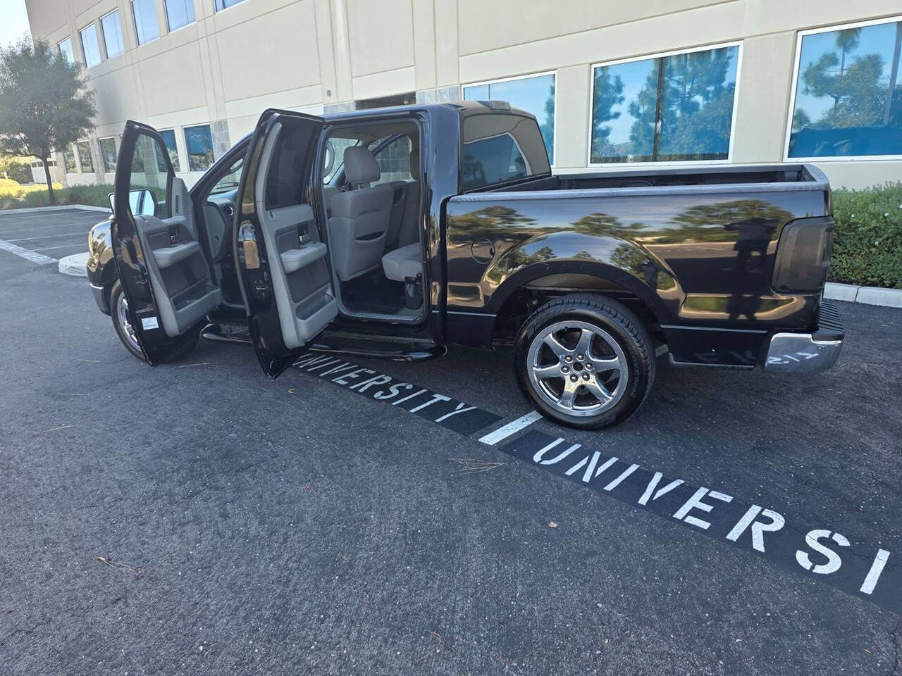 Used 2005 Ford F150 Lariat image 2