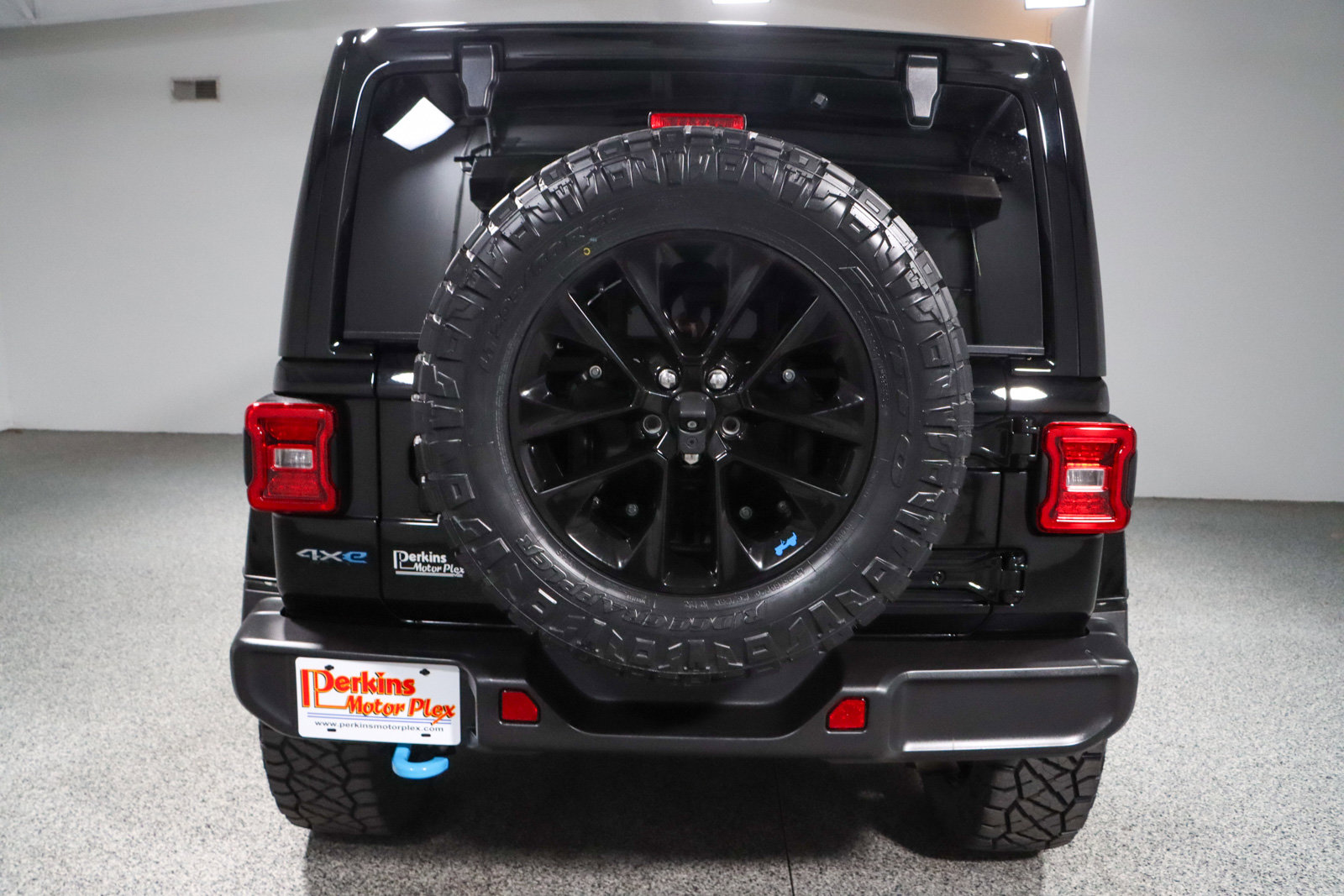 Used 2023 Jeep Wrangler Unlimited Sahara w/ Cold Weather Group AWD/4WD image 9