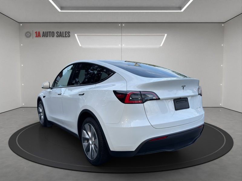 Used 2020 Tesla Model Y Long Range image 3