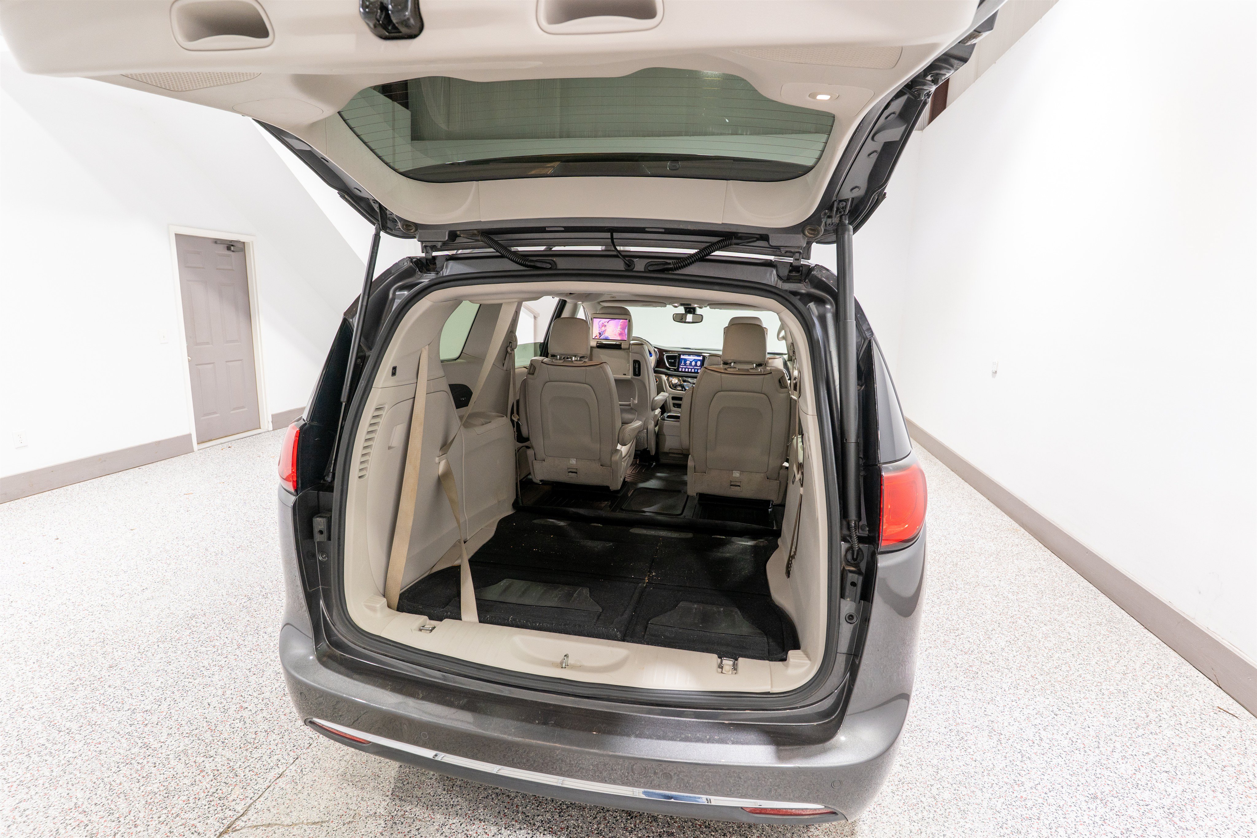 Used 2019 Chrysler Pacifica Limited w/ Tire & Wheel Group FWD image 36